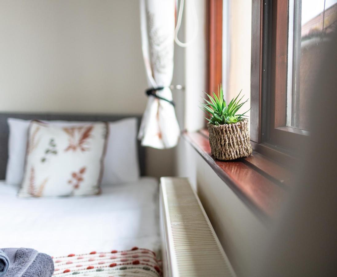 Ferienwohnung Adrian House, Near Hospital, Easy Parking + Garden Carlisle  Exterior foto